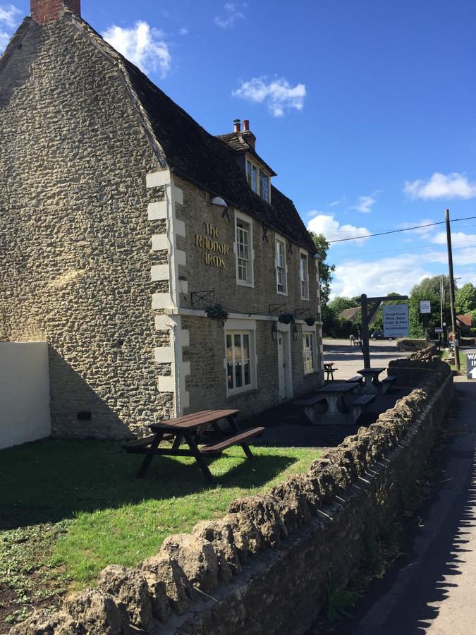The Radnor Arms Hotel Malmesbury Exterior photo